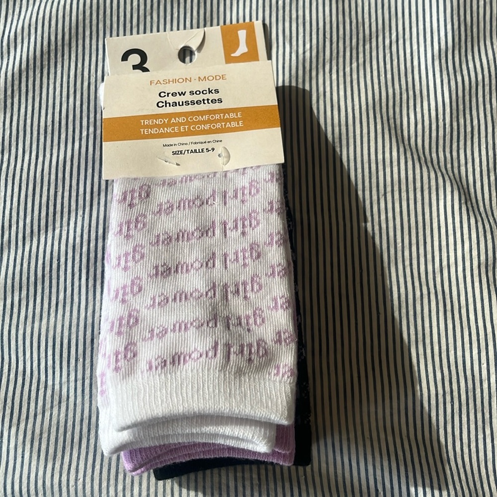 Hi, selling this comfortable crew socks for in size 5-9